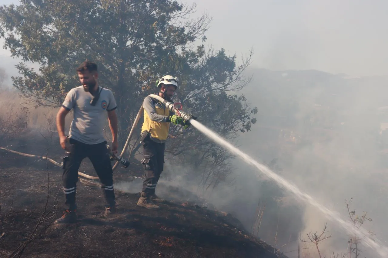 حرائق ريف اللاذقية: الإهمال والمخلفات الحربية تهدد البيئة والمحاصيل