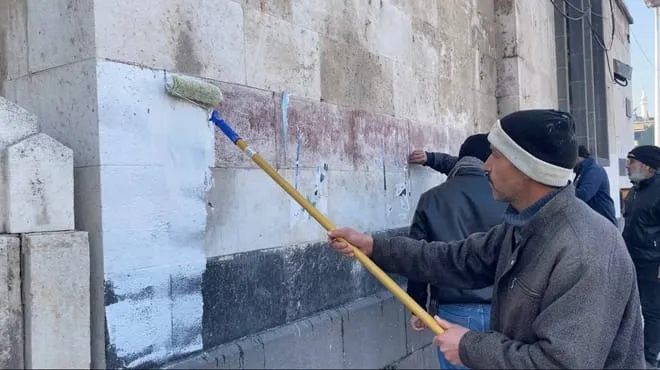 محافظتا درعا وريف دمشق تصدران تعميمات لإزالة “رموز النظام البائد” خلال مهَل محددة