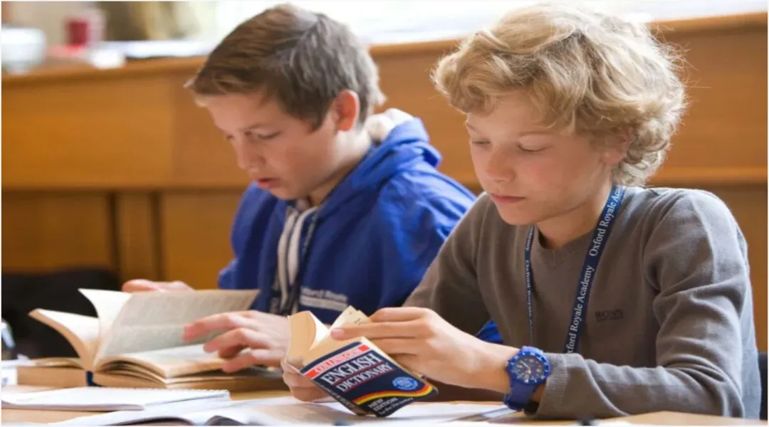 فجوة تعليمية تتسع: عندما يعجز الأهل عن مساعدة أبنائهم في الإنجليزية