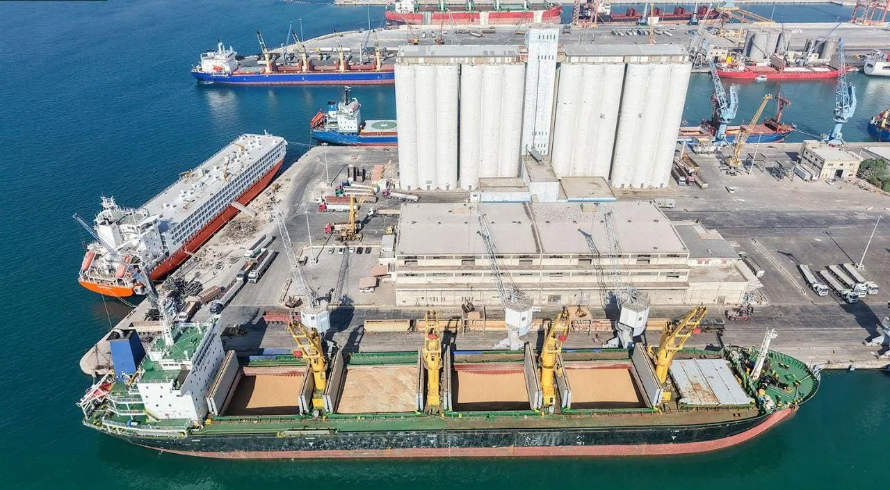 لتعزيز الأمن الغذائي.. وصول بواخر محملة بالقمح إلى مرافئ اللاذقية وطرطوس