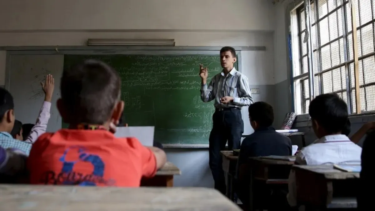 انحياز المعلمين لأبنائهم في المدرسة: أثر نفسي وتحديات للطلاب