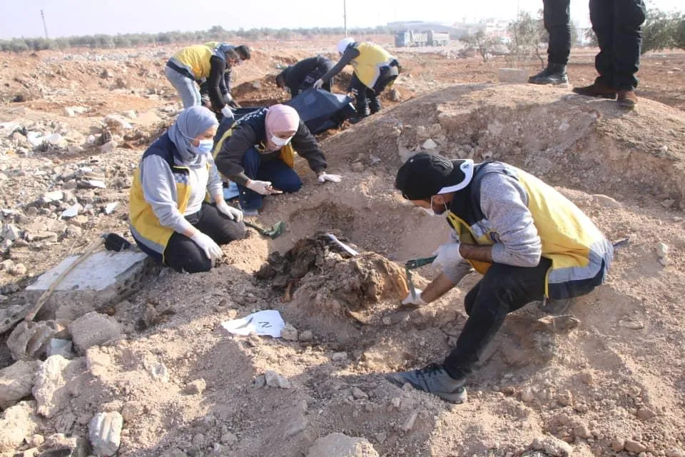 "الخوذ البيضاء" تُعلن انتشال رفات تسعة أشخاص من مقبرة في حي كرم الزيتون بحمص