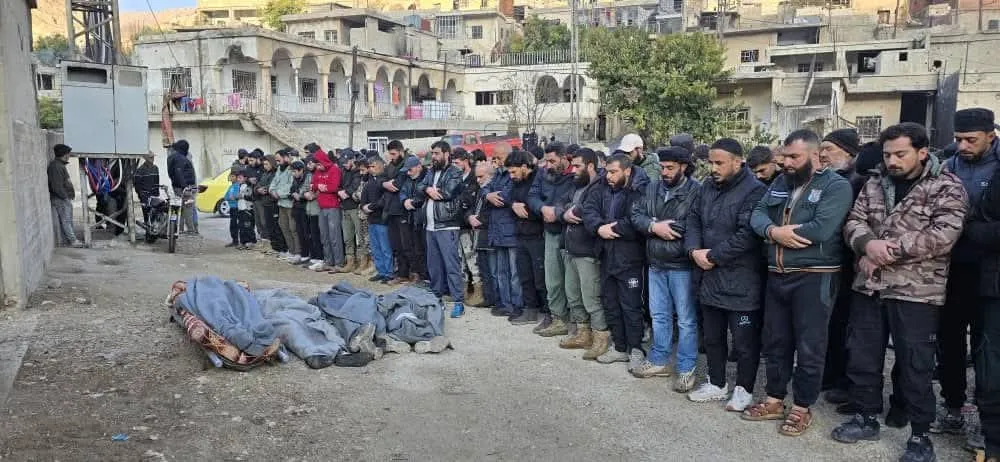 أهالي بلدة بيت جن يؤدون صلاة الجنارة على شهداء الاحتياح الاسرائيلي