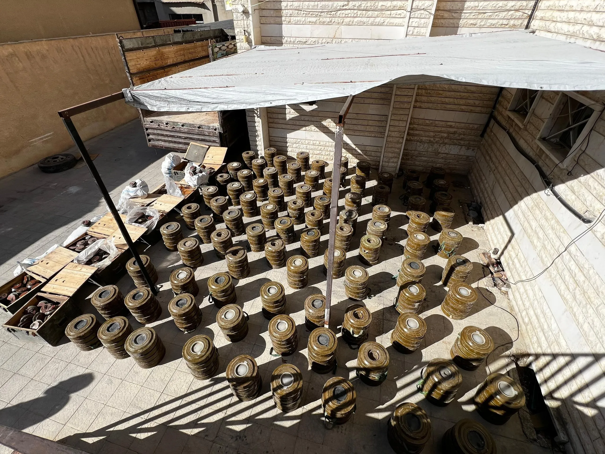 "الداخلية" تُحبط محاولة تهريب ألغام إلى ميليشيا "حزب الله" في لبنان