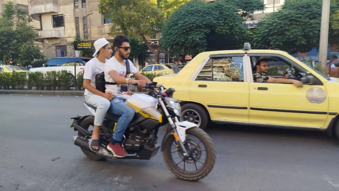 الدراجات النارية في سوريا: وسيلة شائعة بين الفائدة والخطر