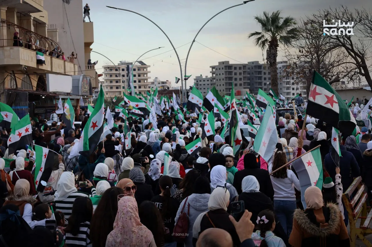 مسير شعبي حاشد في جبلة إحياءً للذكرى الأولى لتحرير سوريا