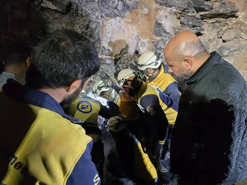 "الخوذ البيضاء" تُعلن إنقاذ الطفلة شذى بعد 11 ساعة من العمل في بئر بريف إدلب