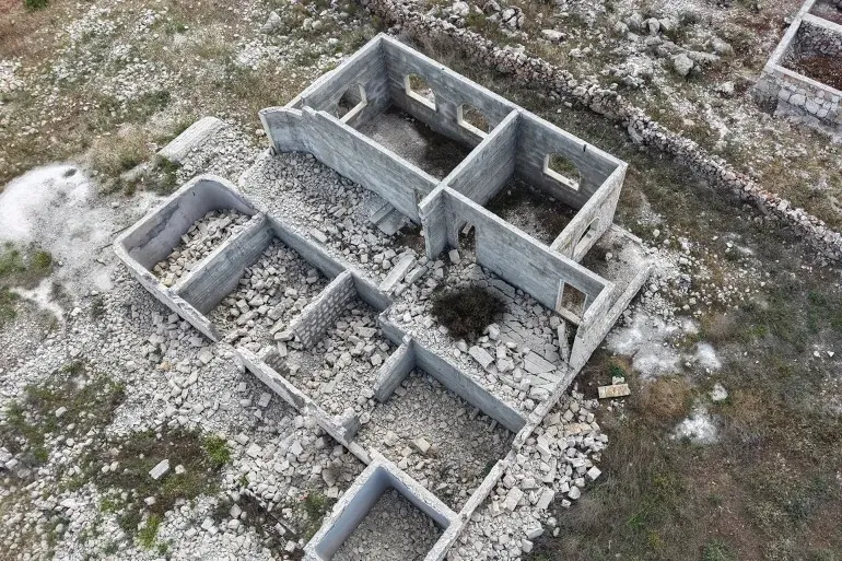 عام على التحرير: العائدون إلى القرى السورية بين الأمل والتحديات