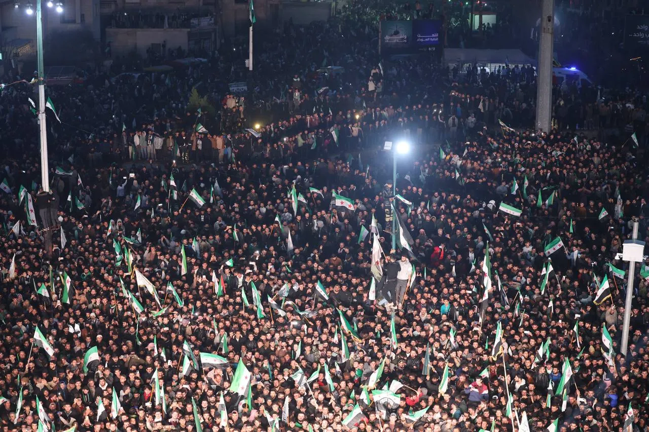 الذكرى الأولى للتحرير: السوريون يحتفلون بحريةٍ صنعوها بأيديهم