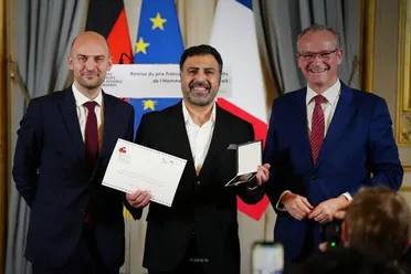 المذهان ينال الجائزة الفرنسية الألمانية لحقوق الإنسان وسيادة القانون في باريس