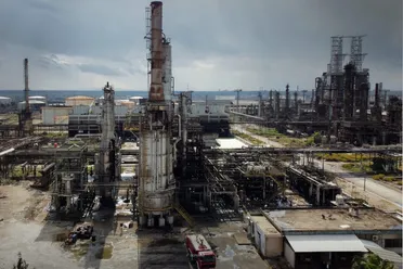 توقيف موظفين في مصفاة حمص على خلفية فقدان كميات ضخمة من النفط الخام