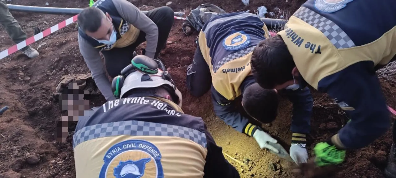 "الخوذ البيضاء" تُعلن انتشال رفات بشرية في كرناز بريف حماة