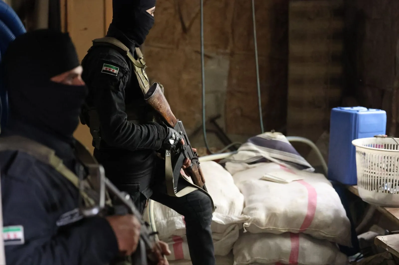 أمن ريف دمشق يعتقل متهمين بتهريب أسلحة ويضبط متفجرات وطائرات مسيّرة