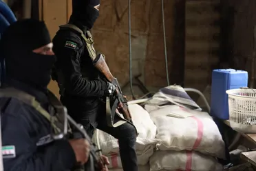 أمن ريف دمشق يعتقل متهمين بتهريب أسلحة ويضبط متفجرات وطائرات مسيّرة