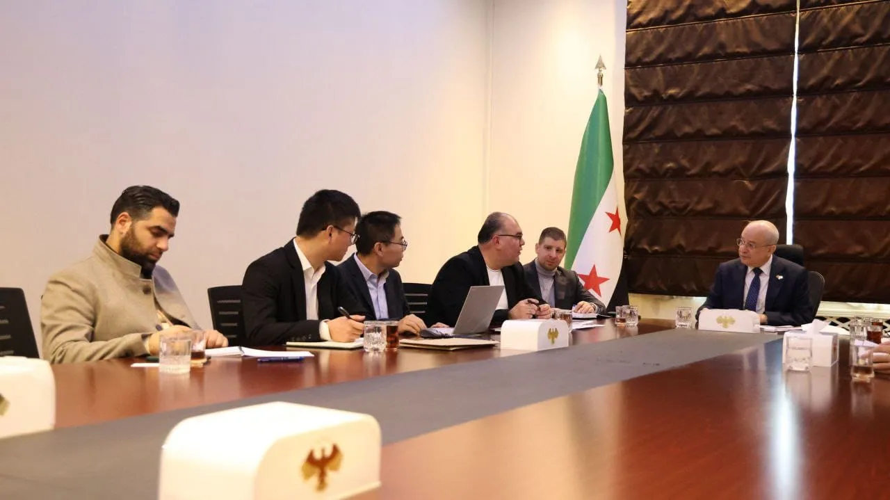 النقل تبحث التعاون مع شركة صينية لتحديث أسطول الشاحنات