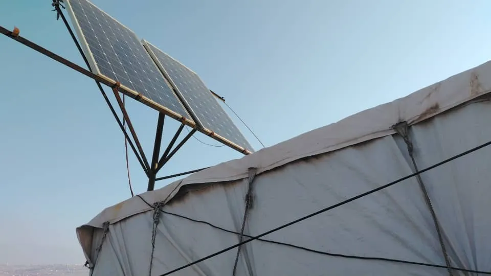  مع حلول الشتاء.. انعدام الكهرباء في ريف إدلب الجنوبي يفاقم معاناة الأهالي العائدين