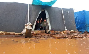 العودة المؤجلة: تحديات تجبر النازحين على البقاء في المخيمات وتحرمهم من الاستقرار في ديارهم