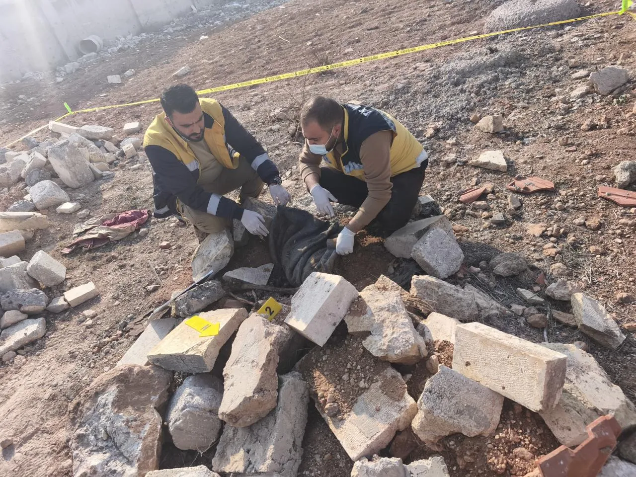 "الخوذ البيضاء" تُعلن العثور على رفات بشرية في ضاحية الثورة بحلب وتدعو الأهالي للحذر