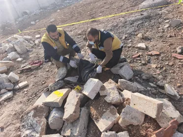 "الخوذ البيضاء" تُعلن العثور على رفات بشرية في ضاحية الثورة بحلب وتدعو الأهالي للحذر