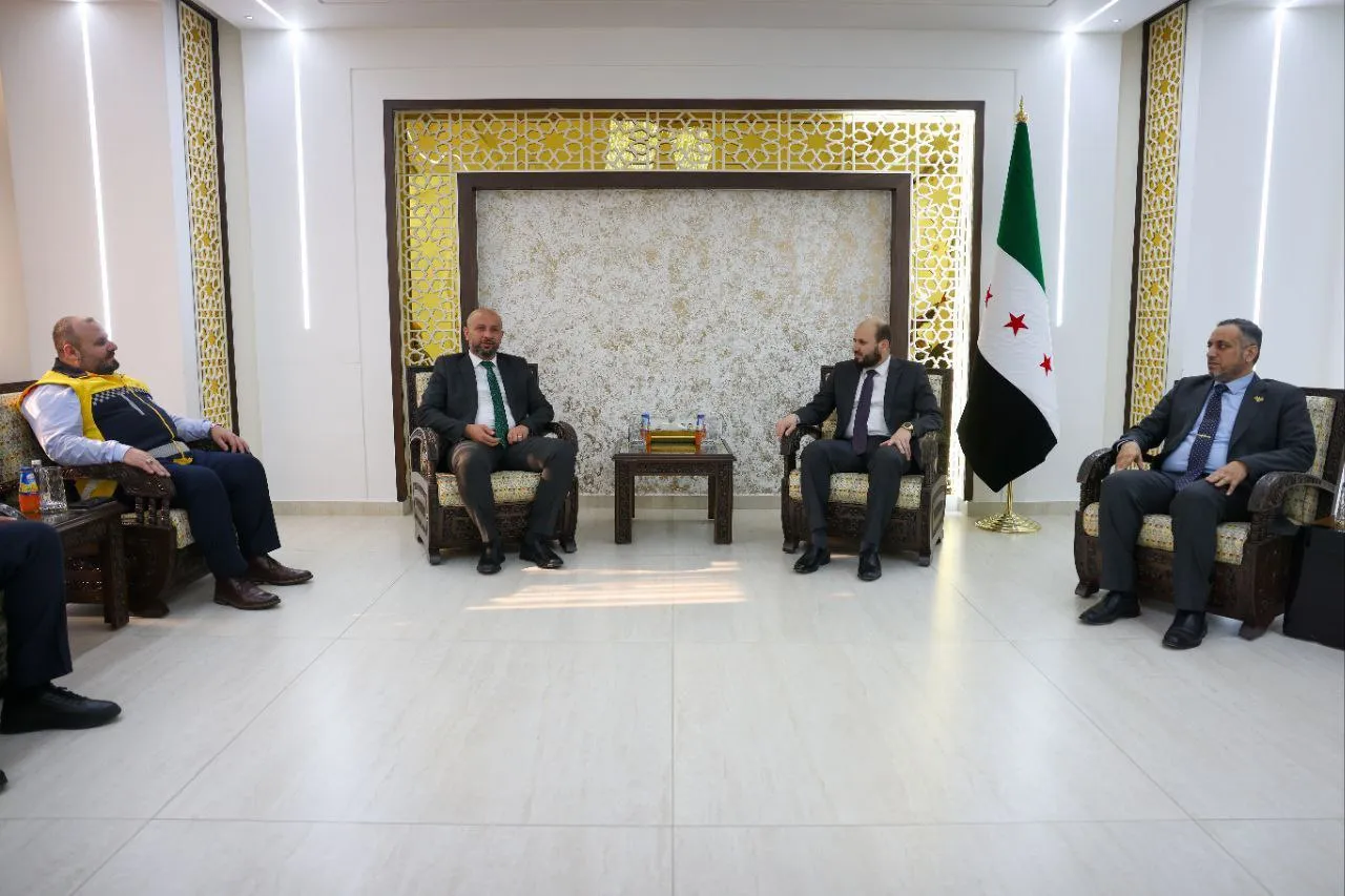 وزيرا الطوارئ والطاقة يبحثان تعزيز السلامة والأمن في منشآت الطاقة بدمشق