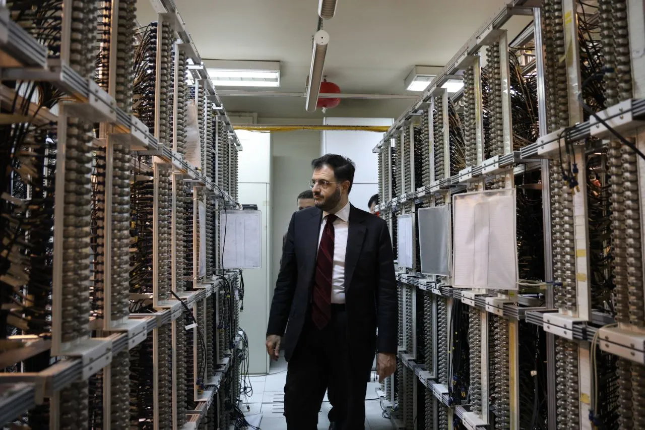 وزارة الاتصالات تعلن بدء التعاون مع SYNC لإعادة الخدمات الرقمية العالمية إلى البلاد