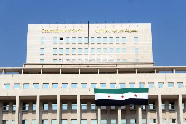 حاكم المركزي يُعلن صدور مرسوم إطلاق العملة السورية الجديدة بداية عام 2026