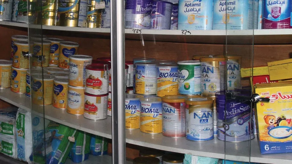 صعوبات تأمين الحليب الصناعي تدفع للأمهات إلى بدائل شعبية