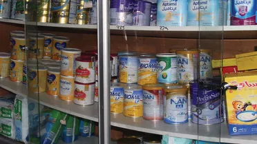 صعوبات تأمين الحليب الصناعي تدفع للأمهات إلى بدائل شعبية