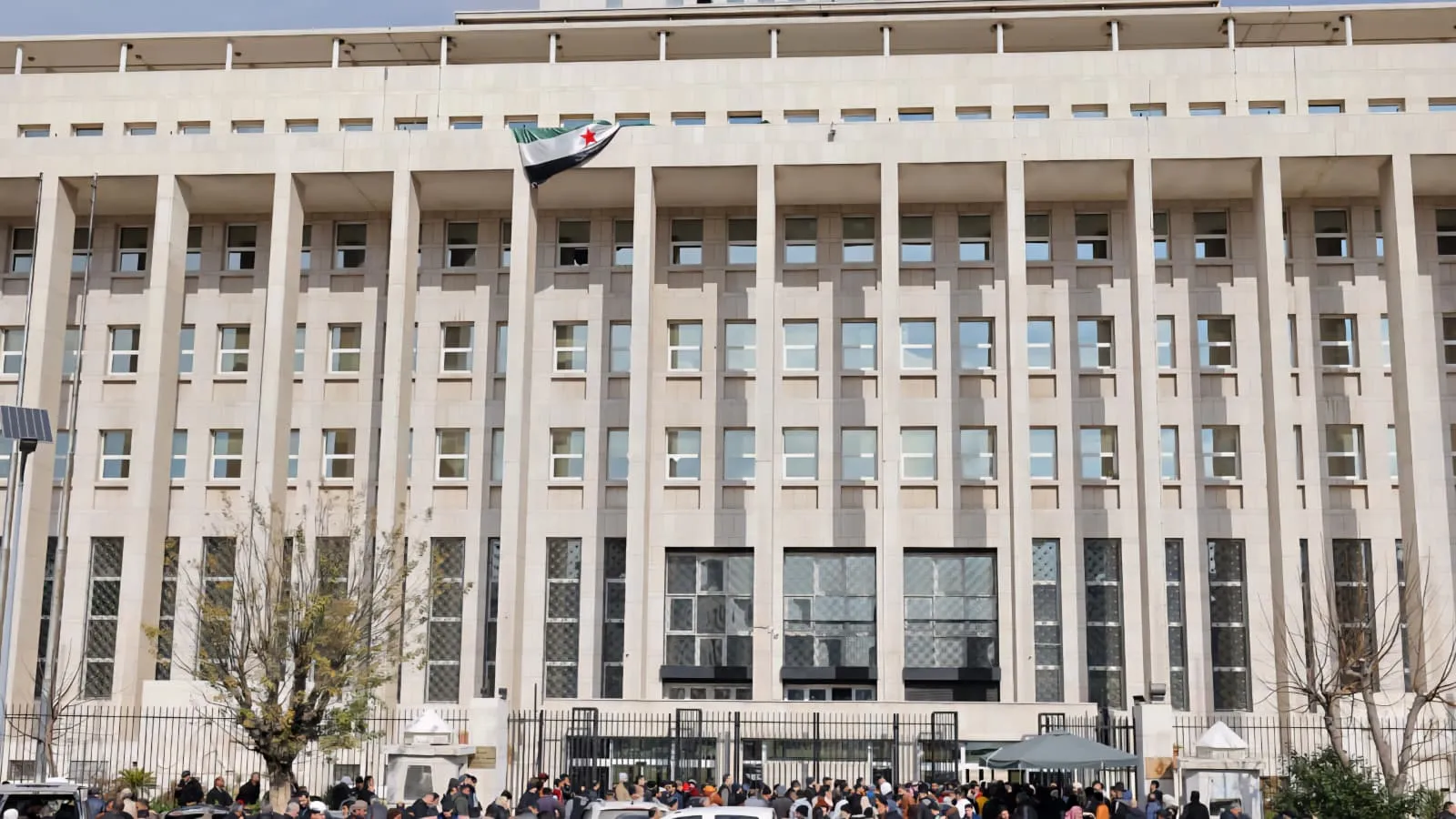 إضاءة مبنى البنك المركزي بألوان العلم.. بالتزامن مع حفل رسمي لإطلاق العملة