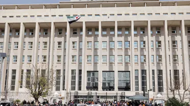 إضاءة مبنى البنك المركزي بألوان العلم.. بالتزامن مع حفل رسمي لإطلاق العملة