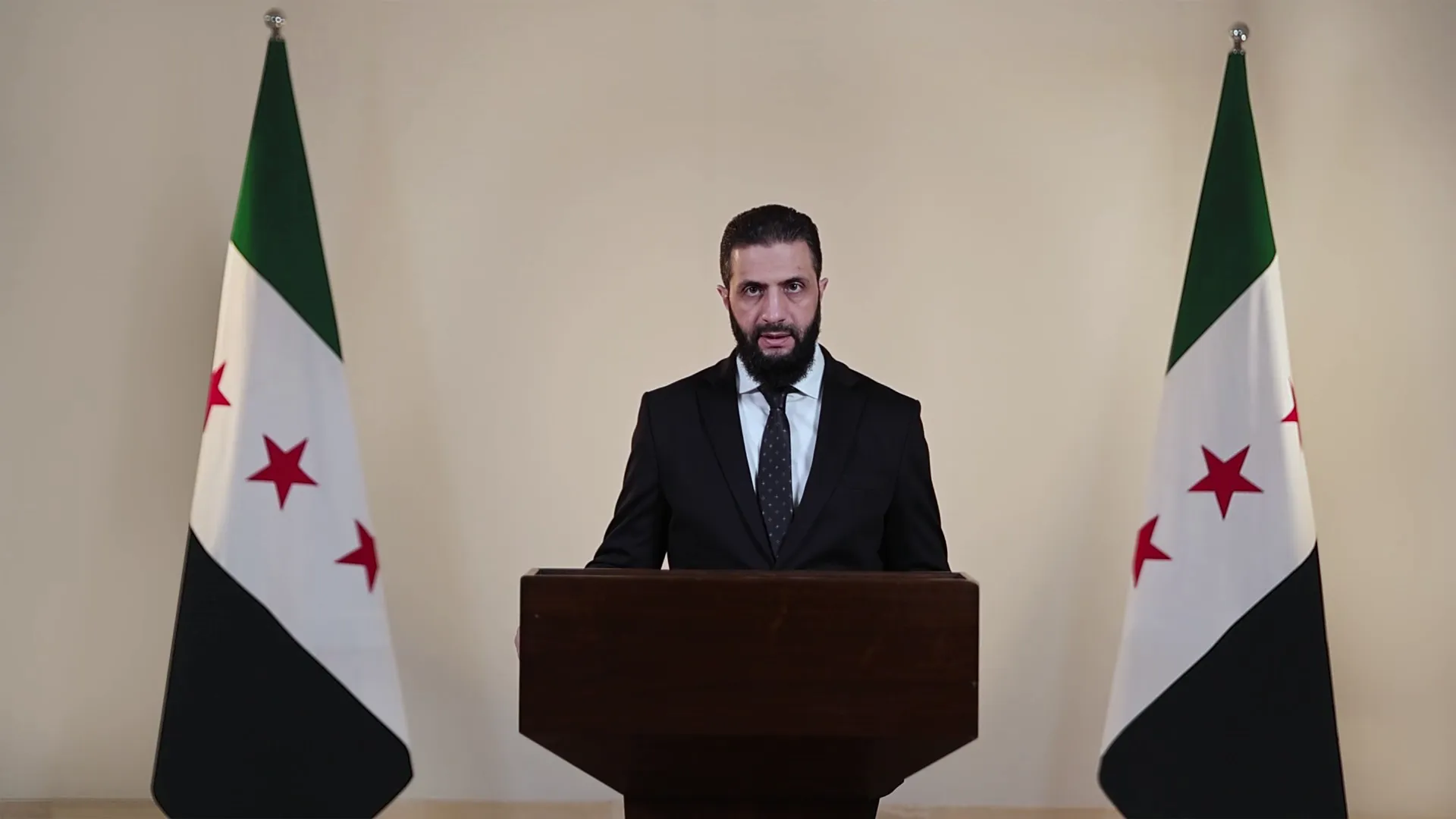 الشرع يشكل لجنة للحفاظ على السلم الأهلي يرأسها حسن صوفان