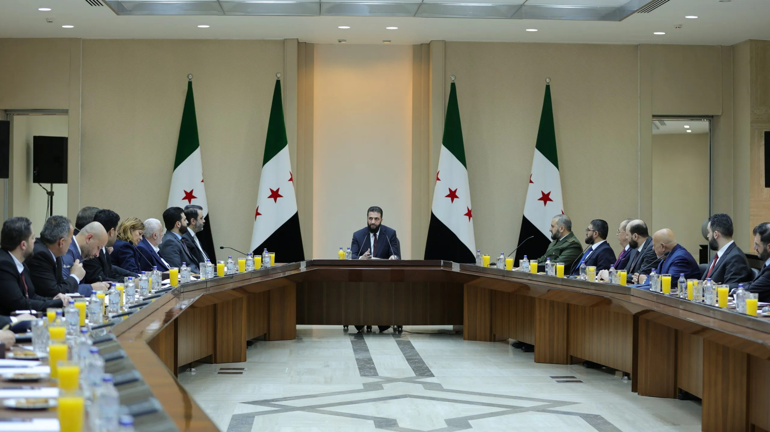 "الشرع" يترأس أول اجتماع وزاري للحكومة الجديدة ويحدد أولويات المرحلة المقبلة
