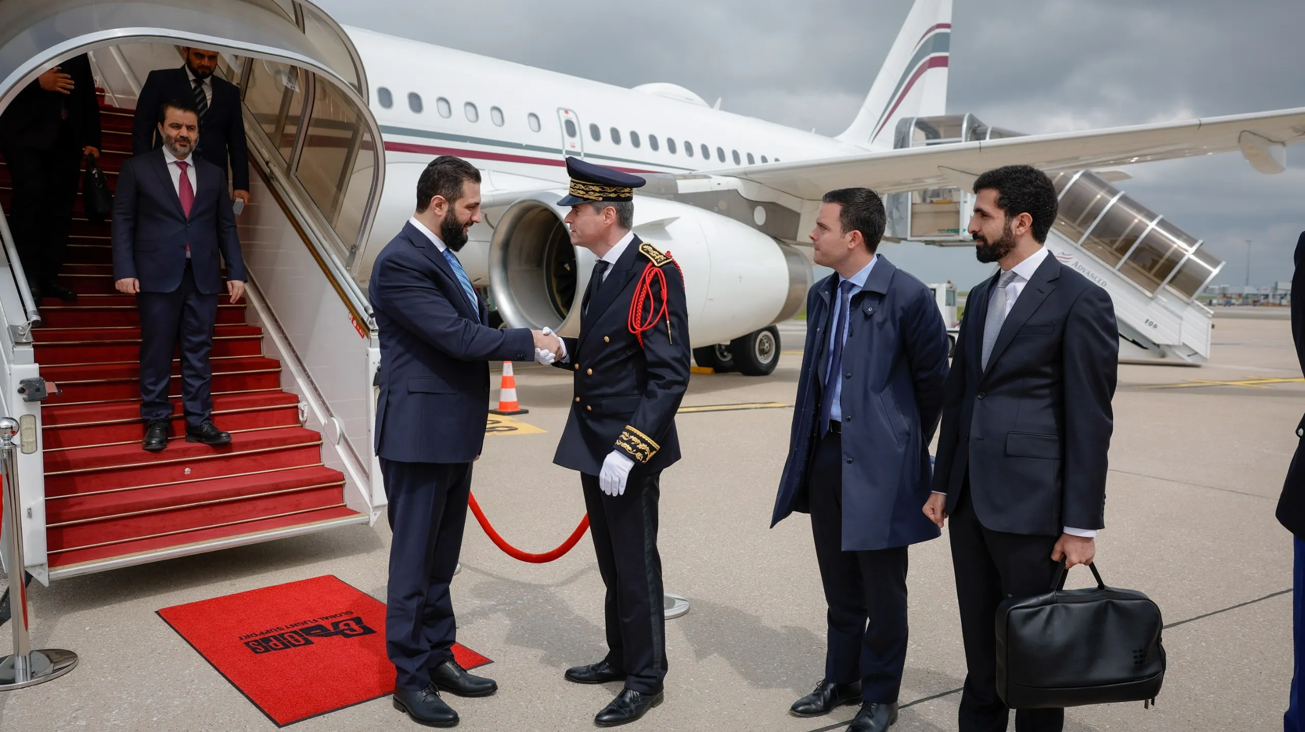 عندما نُشغل بالقشور ونُهمل الإيجابيات.. قراءة في البروتوكول السياسي: استقبال "الشرع" في باريس