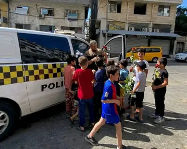 الورود بدلاً من الرعب: مبادرات رمزية من الحكومة السورية لبناء الثقة مع المواطنين