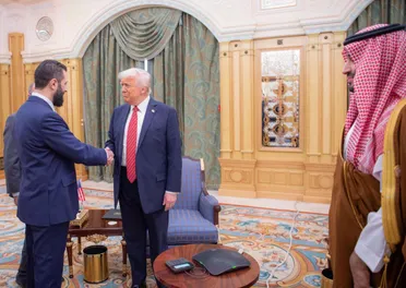 من زعيم ملاحق إلى شريك دبلوماسي.. واشنطن ترفع العقوبات المفروضة على الرئيس "الشرع"