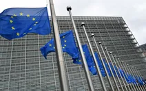 دعم للشعب وتحذير من الفلول .. "الاتحاد الأوروبي" يرفع العقوبات عن سوريا ويُبقي القيود على شبكة الأسد