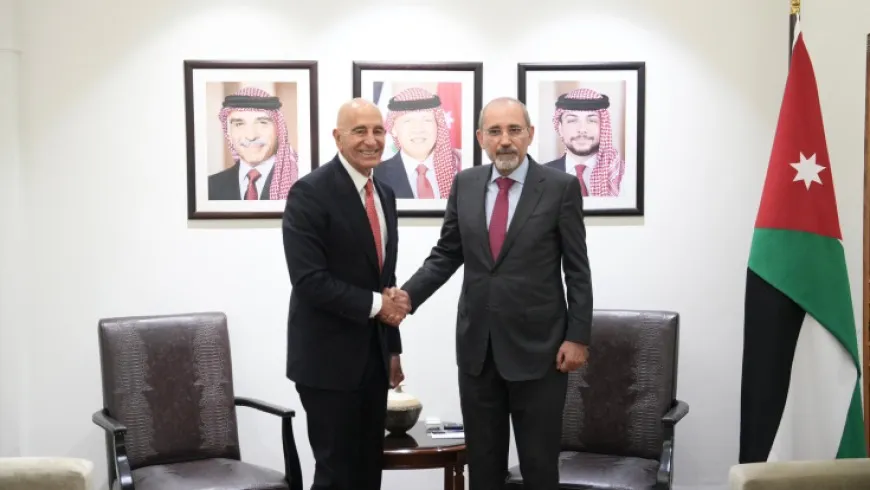 الصفدي يلتقي باراك ويؤكد دعم سوريا واستقرارها أساس لأمن المنطقة ورفع العقوبات خطوة محورية