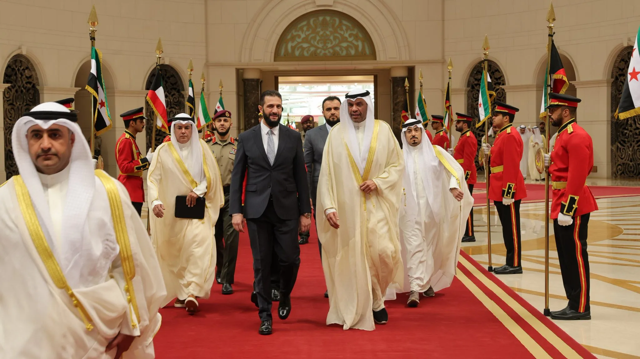 وزير الخارجية الكويتي عبد الله اليحيا في استقبال الرئيس السوري أحمد الشرع في الكويت 