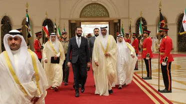 وزير الخارجية الكويتي عبد الله اليحيا في استقبال الرئيس السوري أحمد الشرع في الكويت 