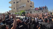 الرئيس الشرع يزور الجامع العمري مهد الثورة وسط استقبال شعبي حاشد