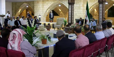 وزير الإدارة المحلية يلتقي وجهاء إدلب: تعزيز الخدمات والانطلاق في مشاريع إعادة البناء