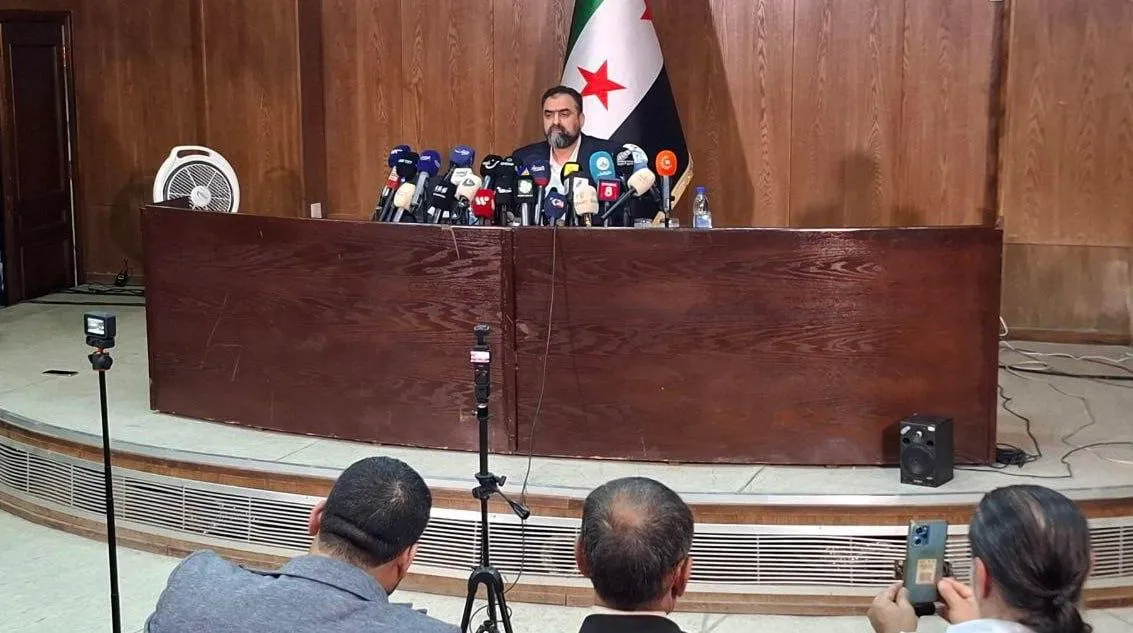 باحث سوري: السلم الأهلي لا يُبنى بالتجاوز عن حقوق الضحايا ولا بتمجيد رموز النظام السابق