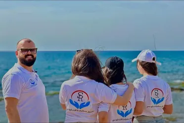 شبيح مكوع يتصدر الواجهة بغطاء إنساني.. من هو الشبيح الطائفي "سقراط الرحيلة"؟!