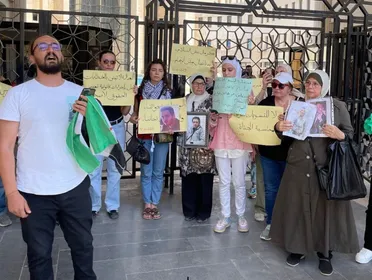 "العدالة أولاً": وقفة احتجاجية في دمشق ترفض تبرئة الجناة تحت شعار السلم الأهلي