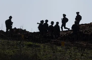 إسرائيل تحشد قواتها شمالاً وتفعّل سيناريوهات طوارئ على الحدود مع سوريا ولبنان