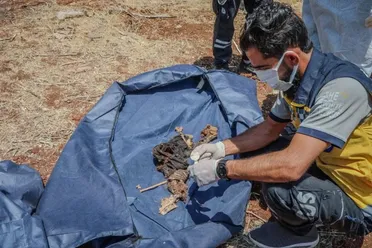 المقابر الجماعية: شاهد صامت على وحشية نظام الأسد واحتقاره لحياة السوريين