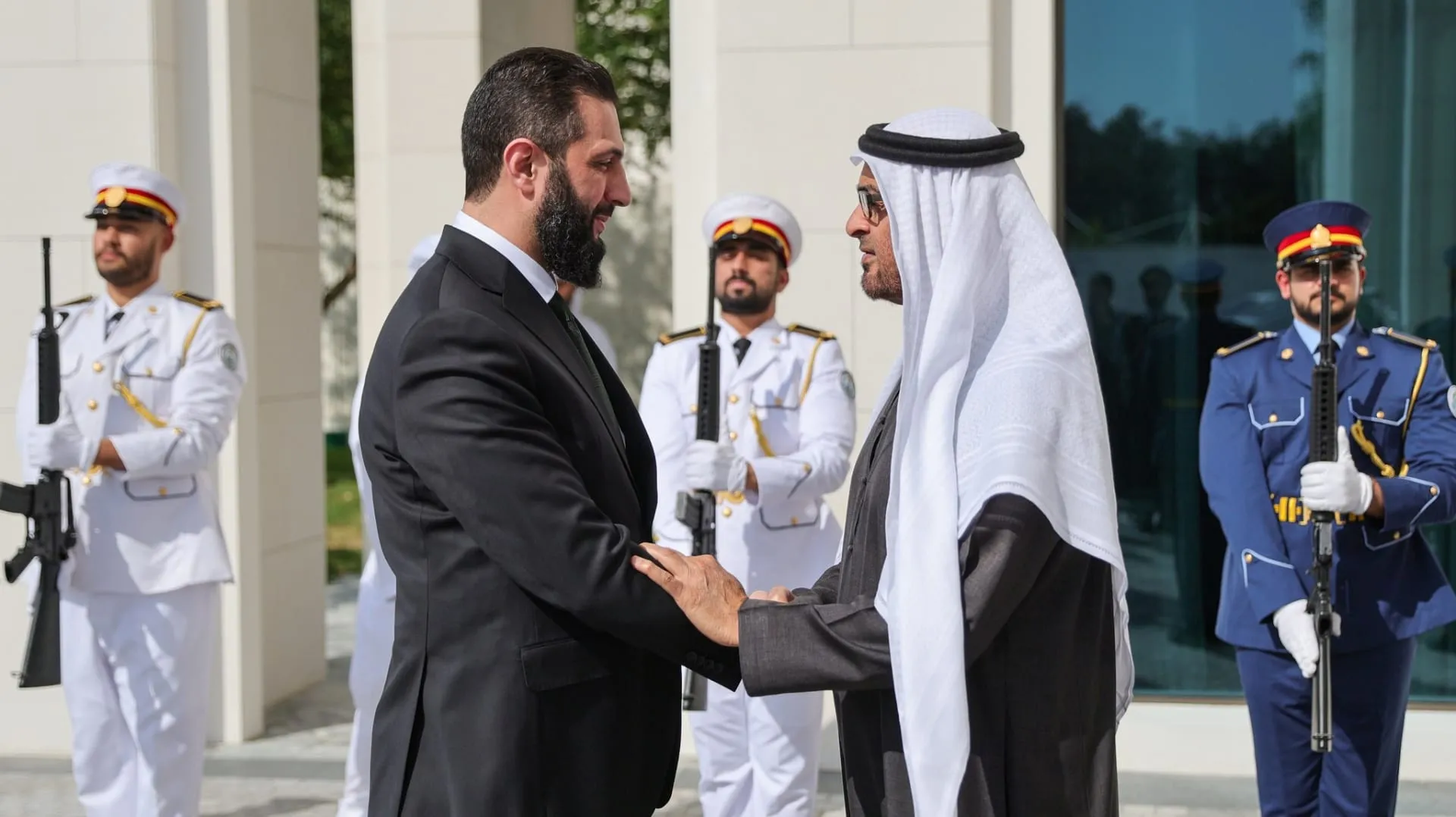 صحيفة عبرية تنفي لقاء الشرع مع مستشار الأمن القومي الإسرائيلي
