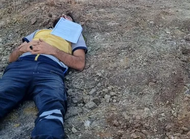 بصورة واحدة: متطوع في الدفاع المدني السوري يُطفئ النيران ويُشعل الأمل