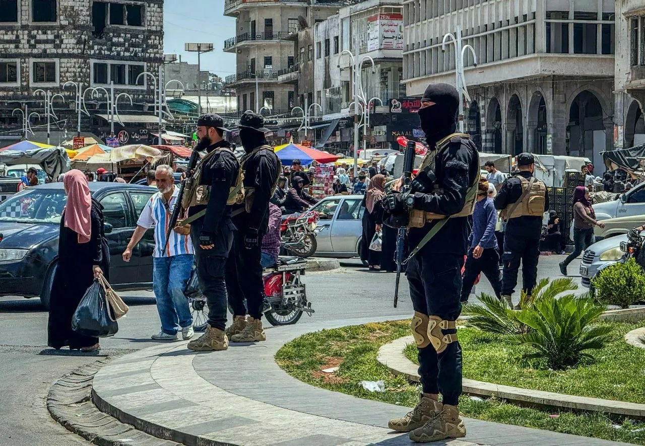 الأمن الداخلي يوقف عصابة تنتحل صفة أمنية وتبتز الأهالي في ريف حمص
