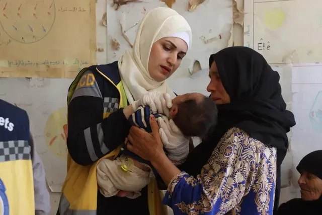 المرضى المزمنون من نازحي البدو: فقدان الوثائق الطبية وانقطاع عن الأدوية